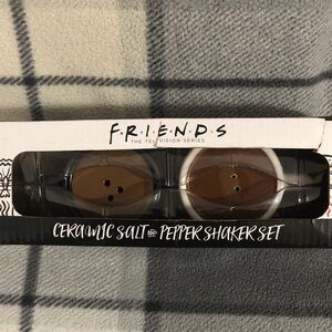 ⭐️BNIB⭐️Friends Ceramic Salt and Pepper Shaker Set